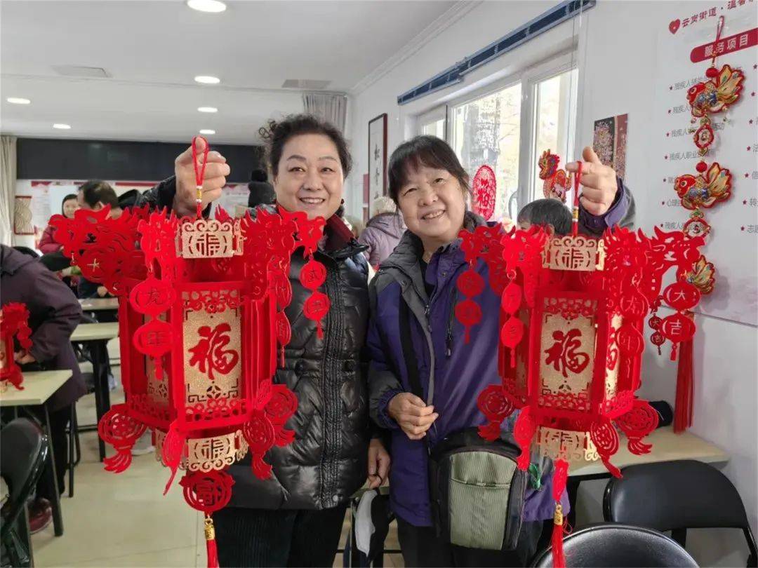 云岗街道北里社区妇联开展"辰龙纳福贺元宵 团圆佳节拓团圆"非遗拓印