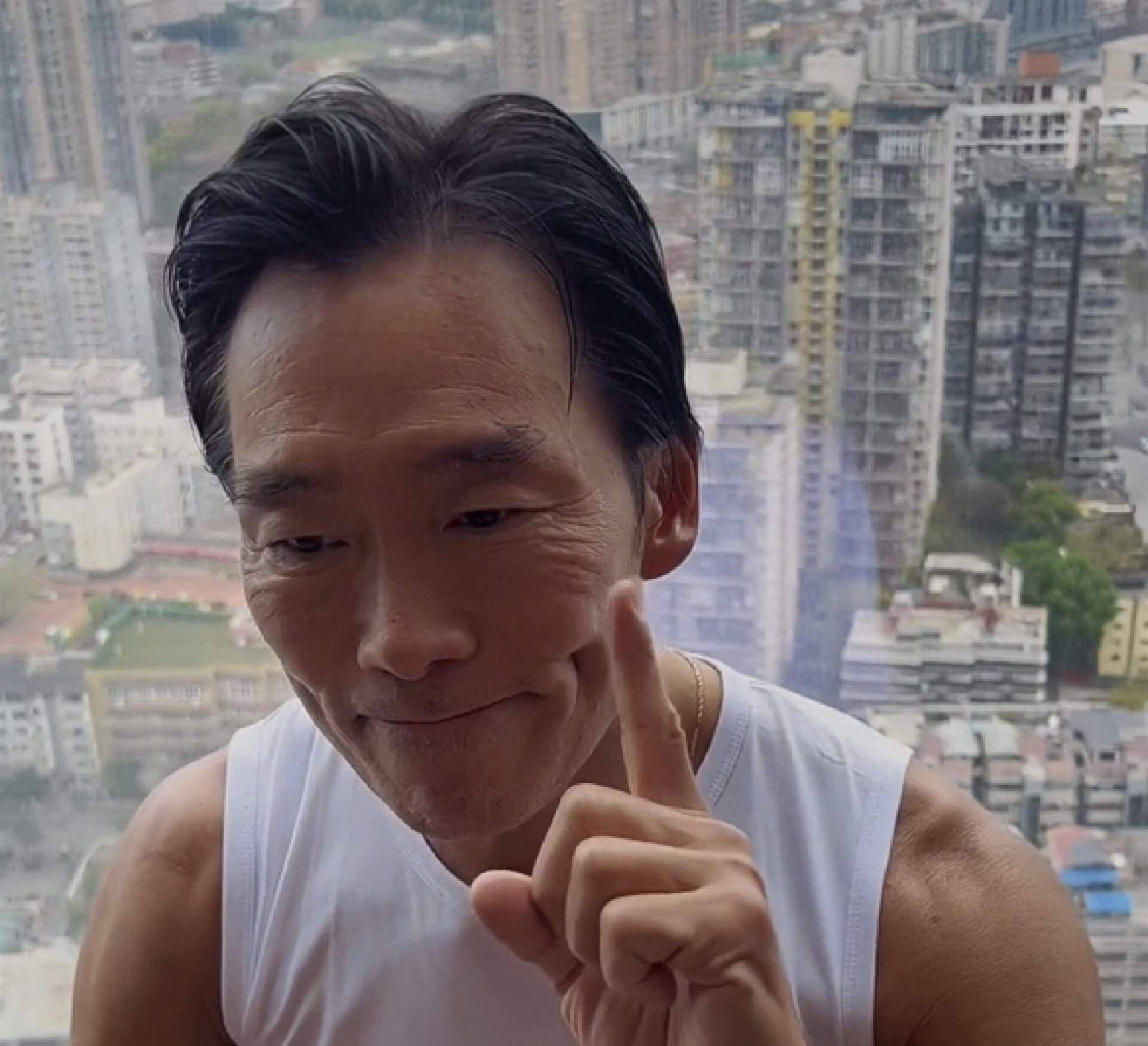 香港知名男星郑浩南为情所困,拍短片强颜欢笑,离婚后人财两空