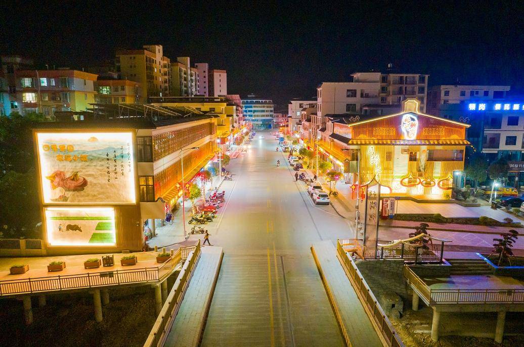 时下,走进始兴县顿岗镇,路面干净整洁,民房错落有致,沿路绿化景观让人