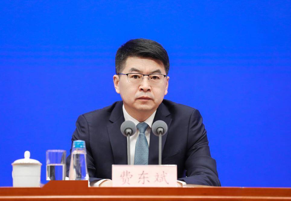 会上,国家铁路局局长费东斌表示,下一步,准备在粤港澳大湾区等重点