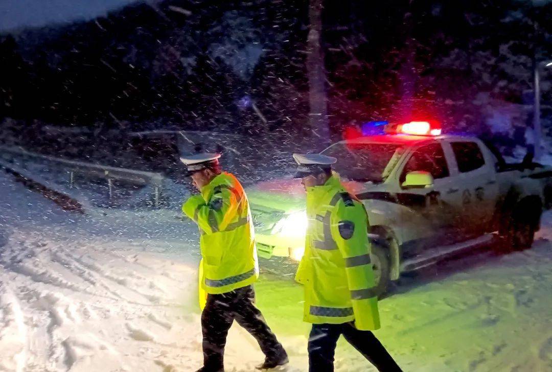 山西这些地方,上演着一个又一个的暖心故事~_警车_救援_群众