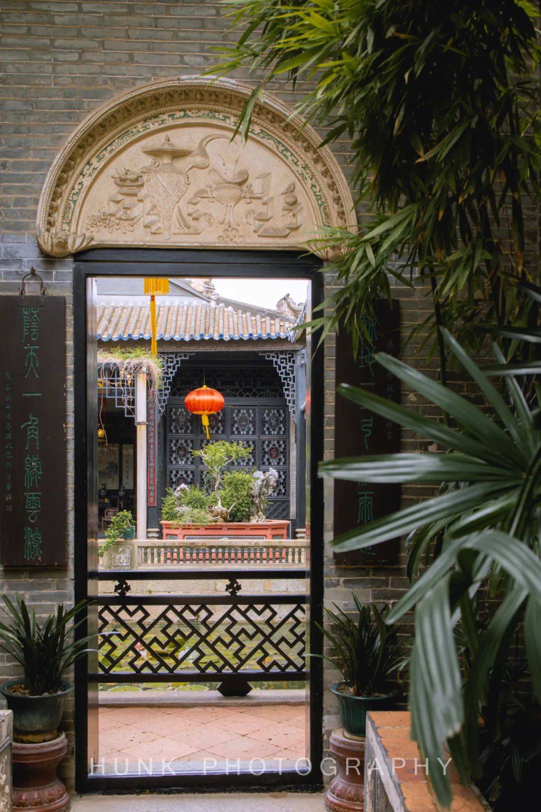 余荫山房在文物区内可辩有主题的灰塑约有360幅,分布在脊饰,照壁,门墙