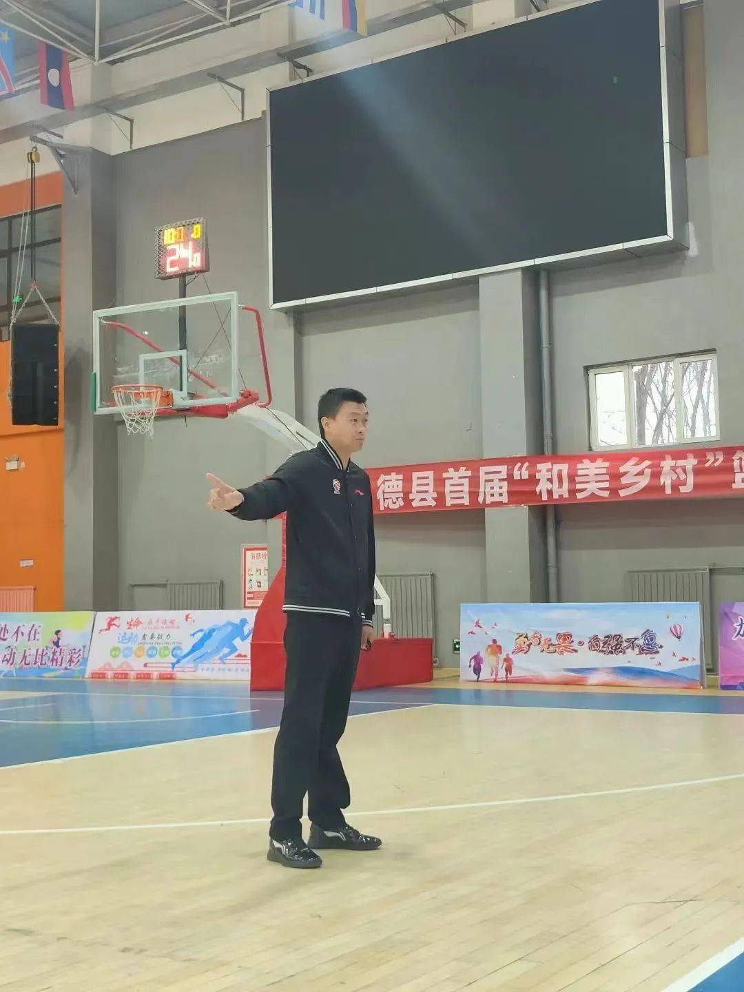 我在温暖的火炉旁回看黄南州风马体育制作的贵德县"和美乡村"篮球赛的
