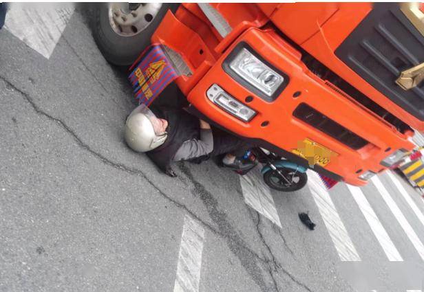 今早沙龙路交通事故,电动车被卡货车底.