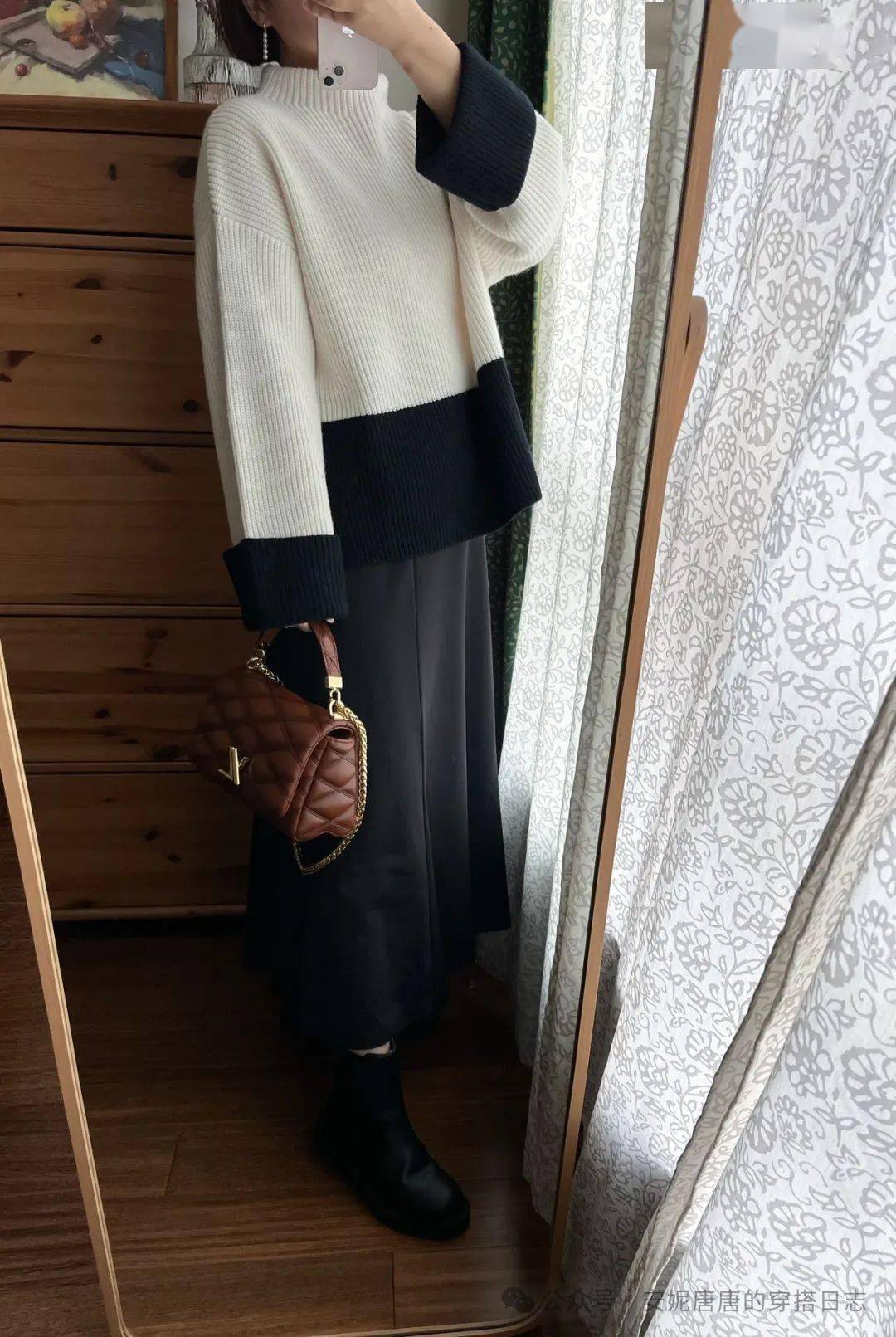 衣服比较宽松,所以人看上去就会比较松弛,这时候包包就可以这样背,看