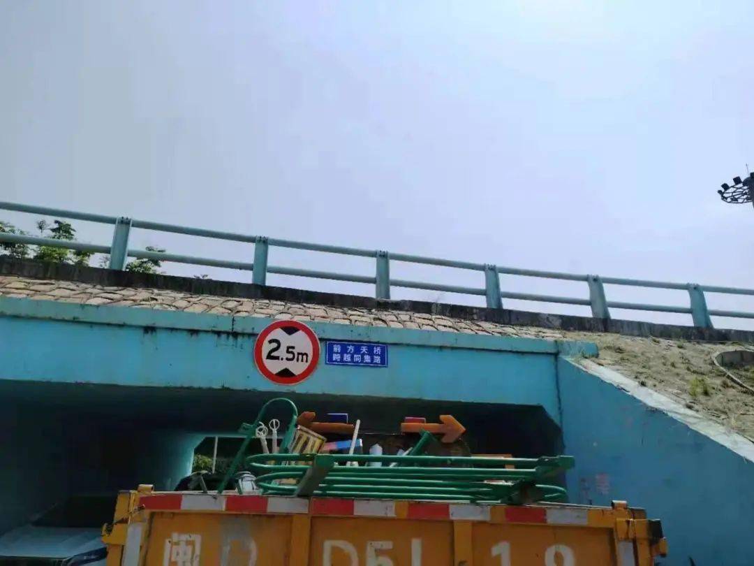市民过街更安全了!同安这几座人行天桥增设温馨提示牌