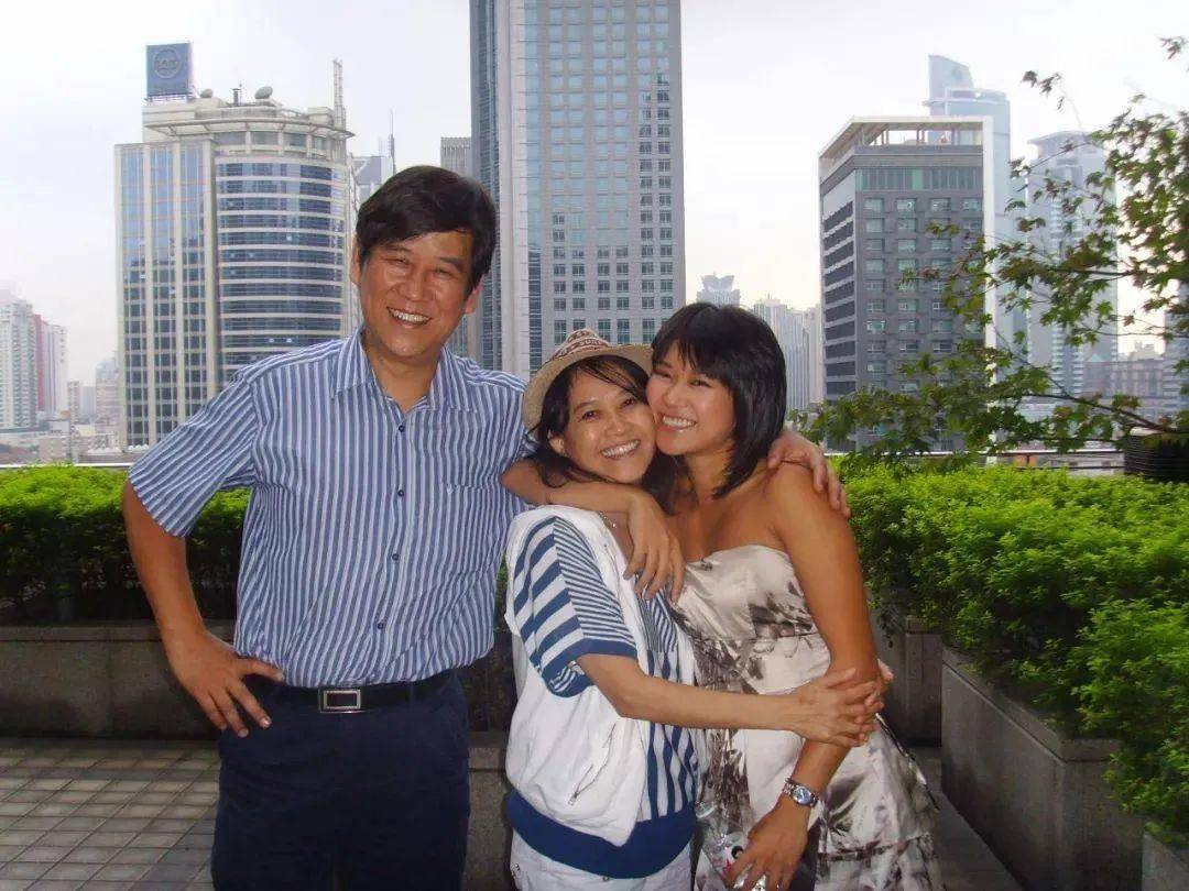 王羽佳的恩师凌远,是郎朗的恩师赵屏国的妻子.