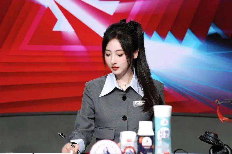 解说鼓鼓晒照:下一个2月29还会再见吗lpl官方互动主持阿芙分享昨日