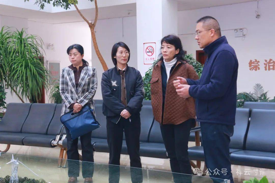 州商务局局长王会琴,县委常委,副县长马荣坚等陪同.