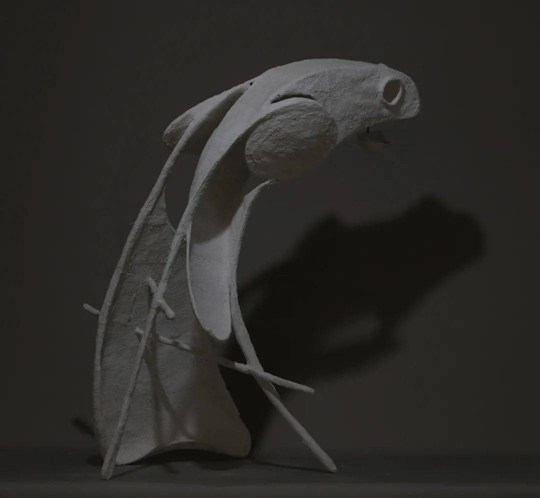 《马首-悬崖》 李展 2020年 56x80x94cm 石膏,铁丝,石膏纱布《寒鸦》