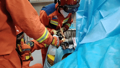 绞肉机卡手,消防员辗转现场和医院成功施救_救援_男子_人员