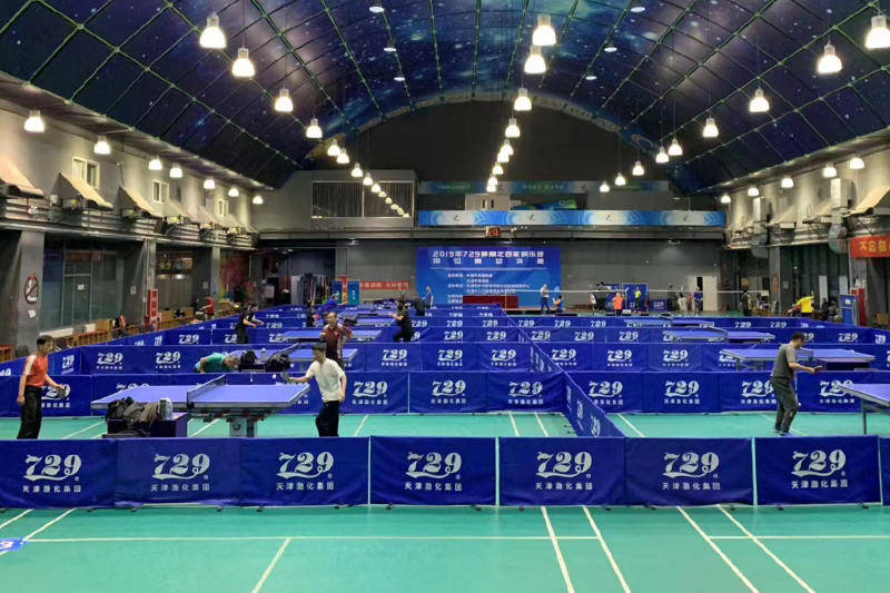 刘炜珊手持球拍的套胶是天津"729"体育生产的王牌产品——奔腾3.