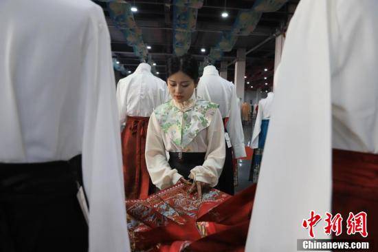 "龙年战袍"马面裙爆火 山东曹县汉服企业赶工忙_郝兆红_销售额_工人