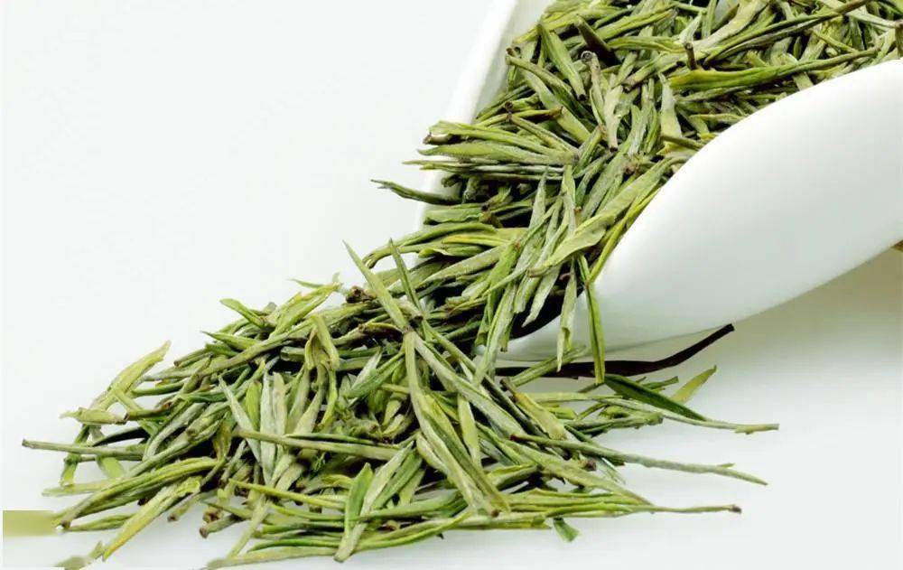 金镶玉:"金"指芽头呈金黄的底色,"玉"是指满披白色银毫.特指君山银针.