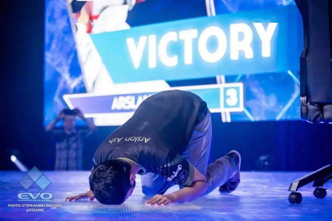 中获胜后凭借在2019年的表现,ash加入了拥有多个evo冠军的电竞俱乐部