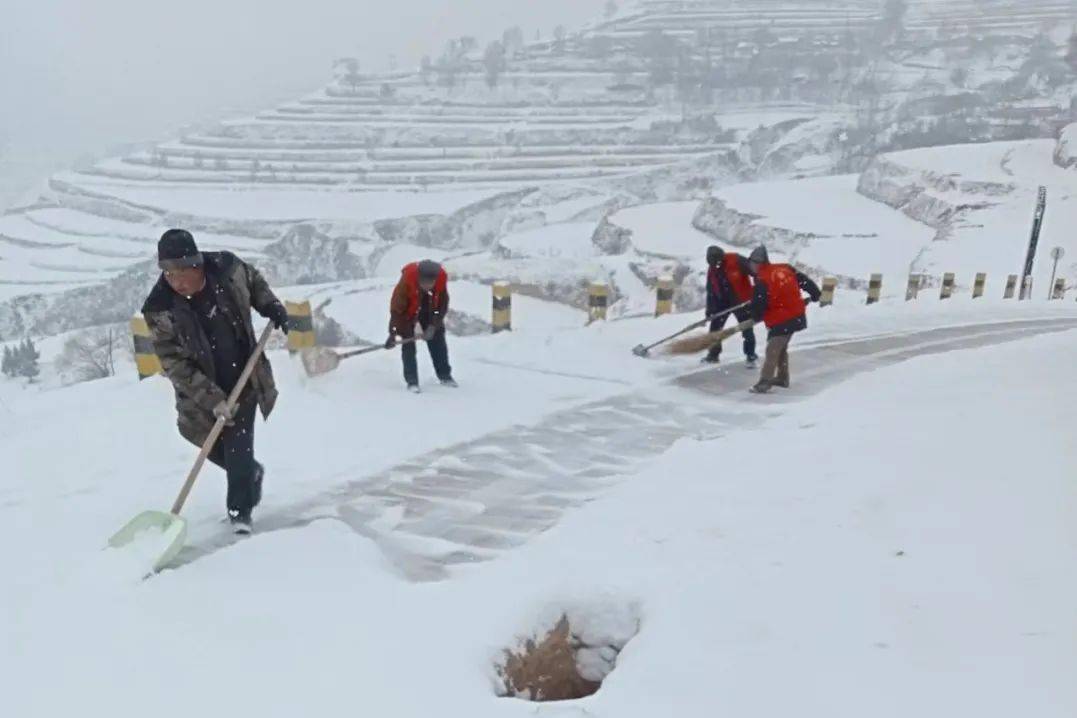 宁远镇集中开展扫雪除冰行动