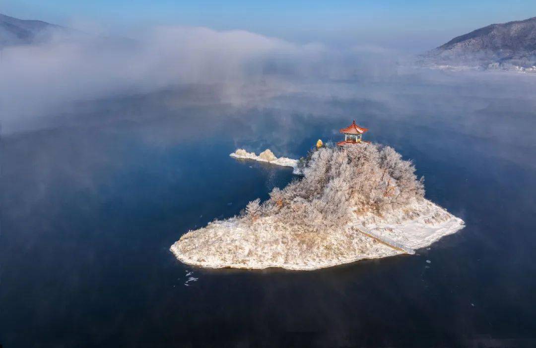 雪松《查干湖冬捕》组图左右滑动查看图片高林《冬泳松花江》组图左右