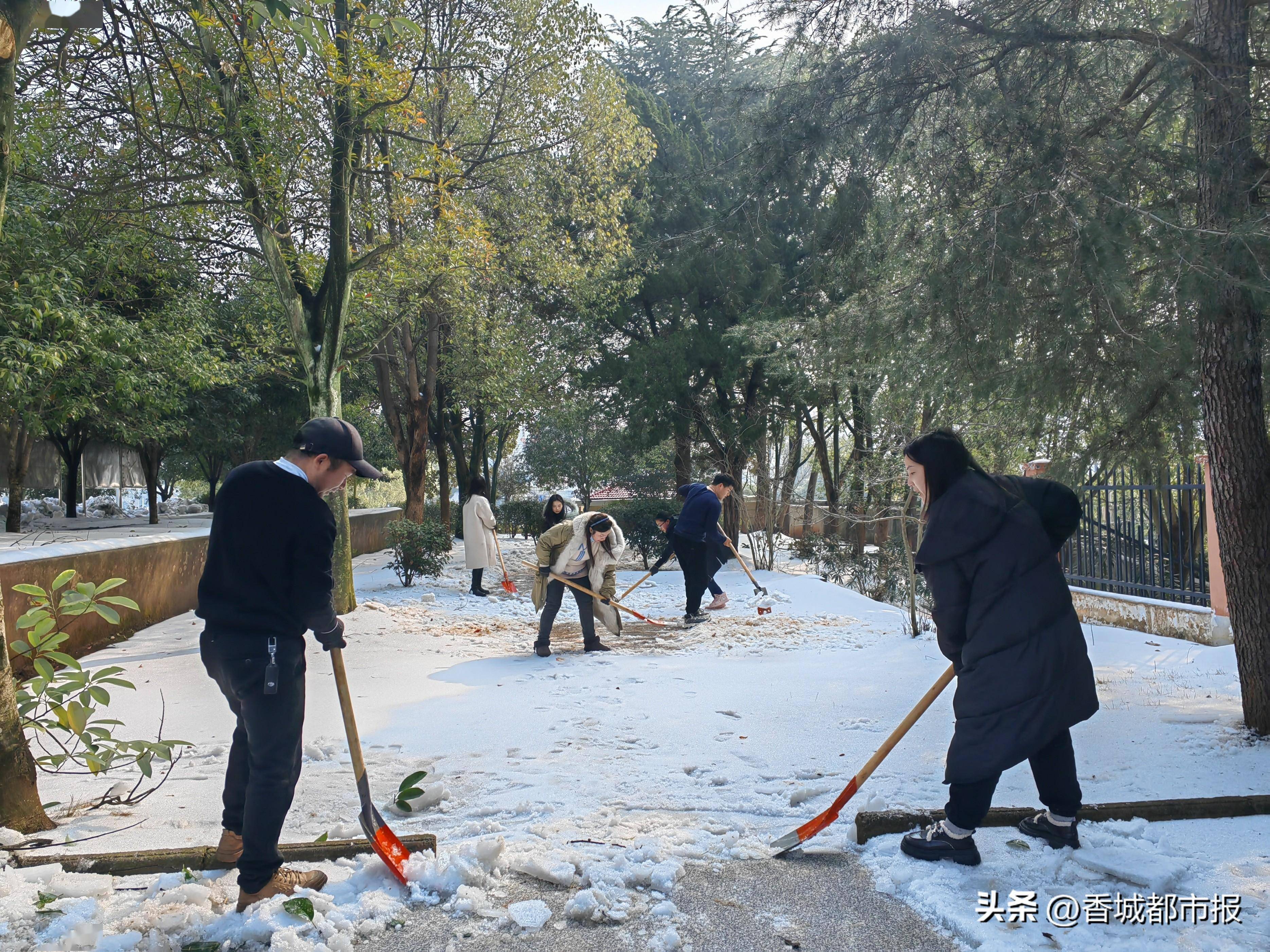 铲雪开校门,除冰迎学子——甘棠学校铲雪除冰步入新学期_师生_身影