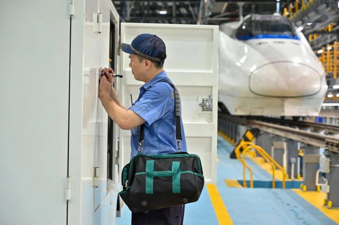 除了火车司机/动车司机,铁路还有哪些司机?_工作_检修_叉车