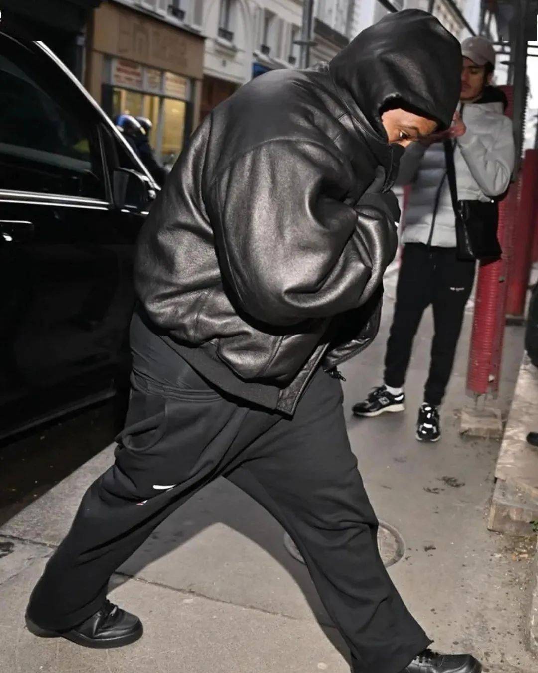 侃爷现身巴黎,穿的还是这双鞋…_yeezy_nike_因为