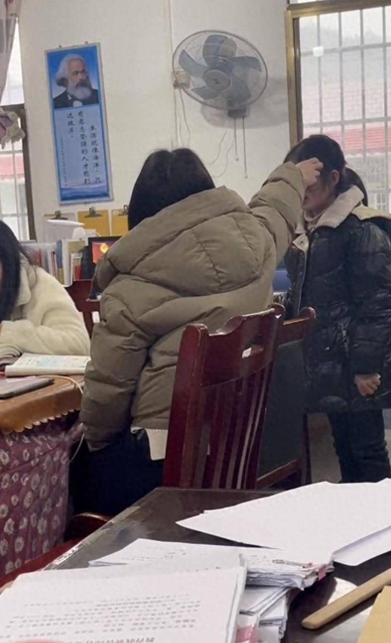 女教师打骂学生被暂停工作,律师:若体罚学生情节严重应担刑责_行为