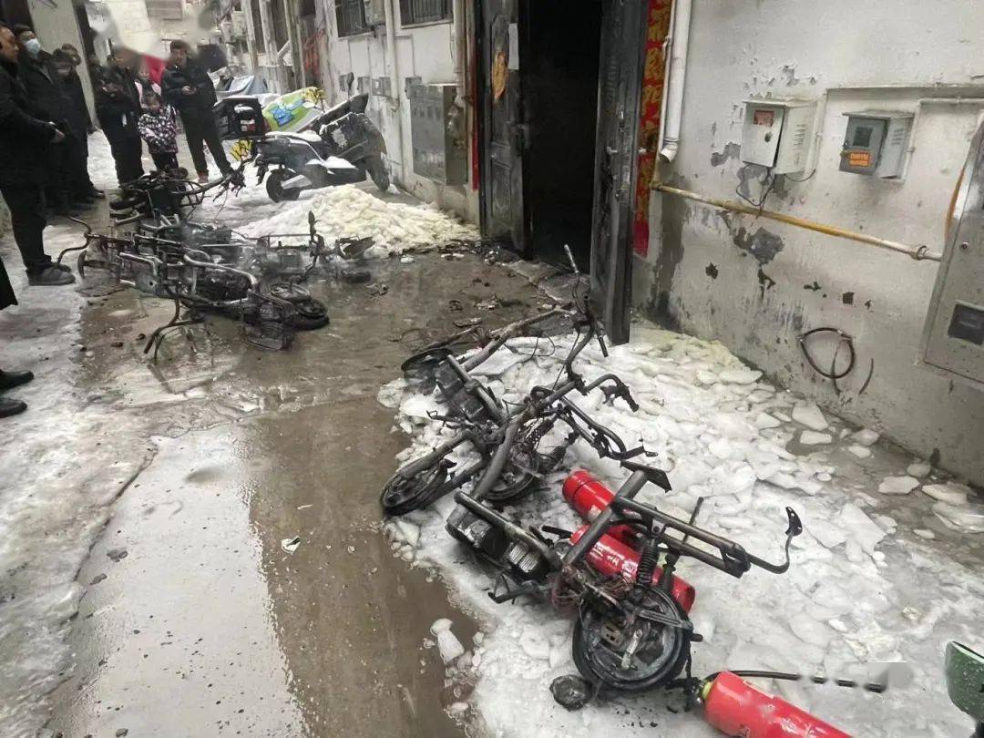 商丘一小区电动车起火,火势迅猛_充电_河南_火灾