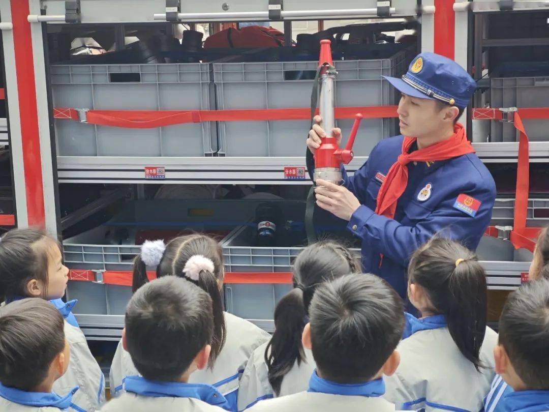 宜春市少先队总辅导员,市消防救援支队团委书记李季走进四(4)中队,为