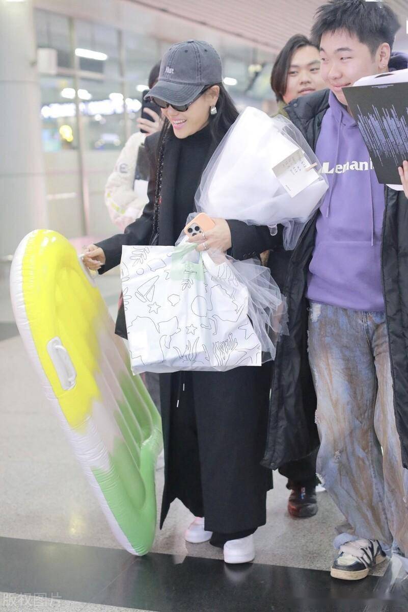 袁娅维抵达长沙录制浪姐5,遇粉丝送划艇应援物_机场_全黑_心情