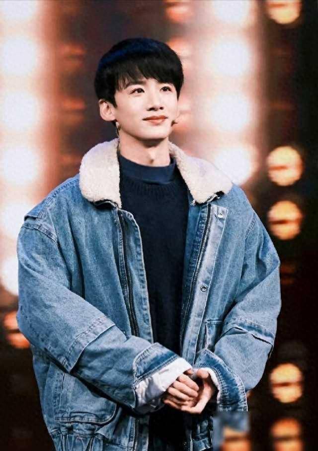 白敬亭风波后首露面,包裹严实闷闷不乐,父母担心陪儿子进组_压力_明星