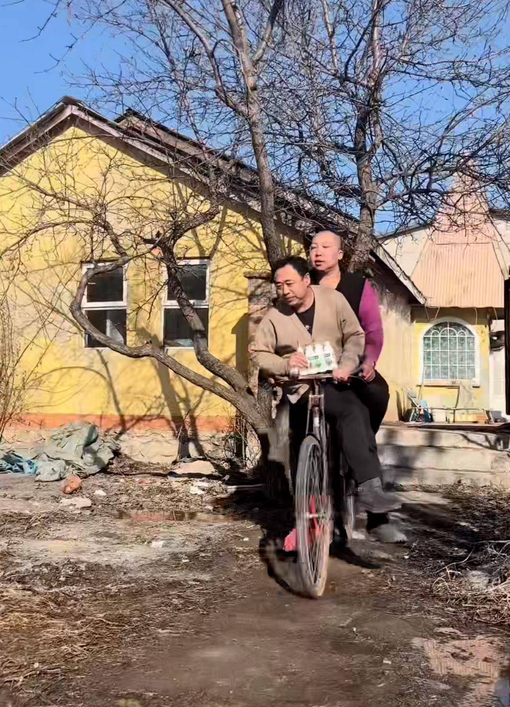 她是战狼版李子柒徒手能扛一头猪迷之吸引脆皮年轻人引1800w人围观火