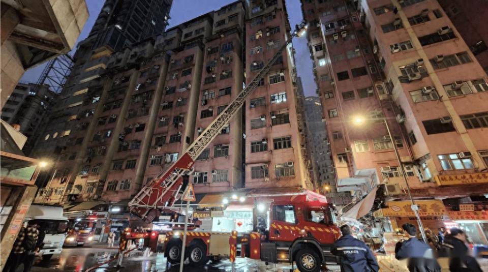 香港旺角一大厦起火七人送院其中两男昏迷,170名居民疏散_单位_住客