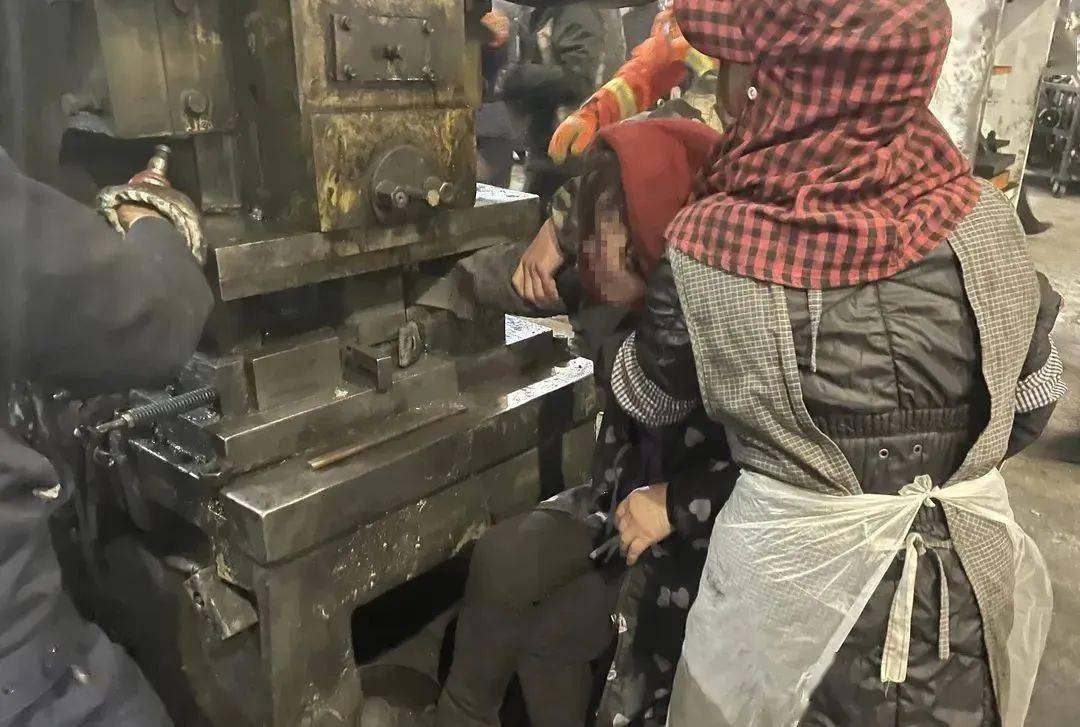 绞肉机卡手消防员辗转现场和医院成功施救