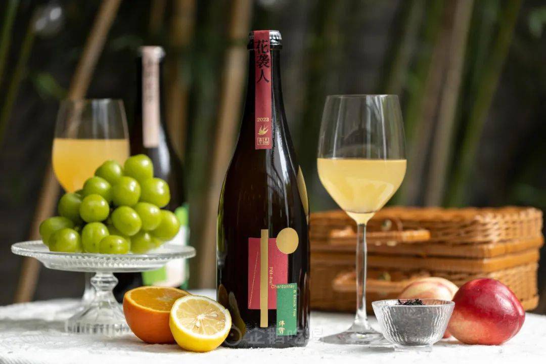 白牡丹霞多丽 白牡丹用的是5年的白茶,用料诚意十足.