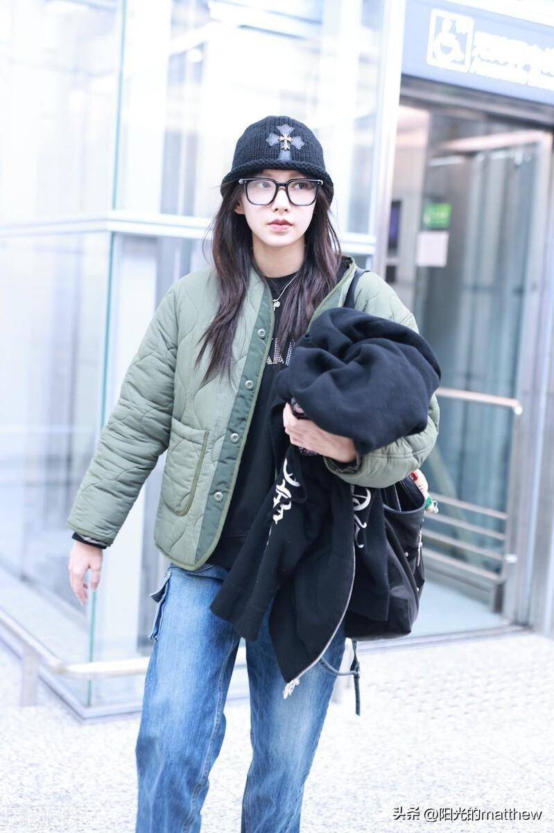 程潇上海到达,军绿色棉服搭配黑色线帽元气满满_机场