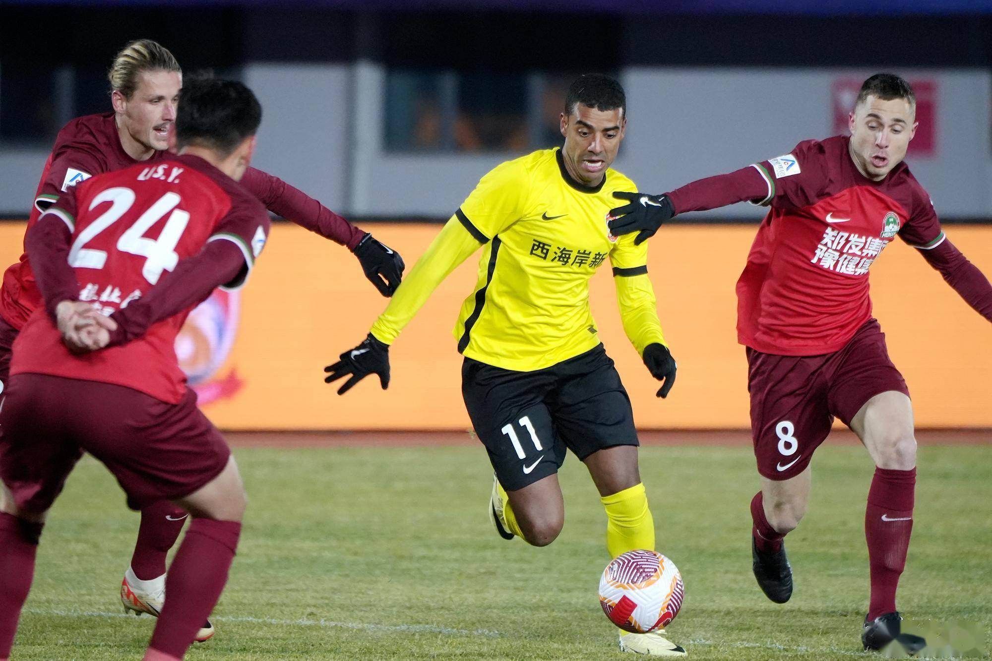 超万人到场观赛雷文杰破门青岛西海岸取得队史中超首个积分