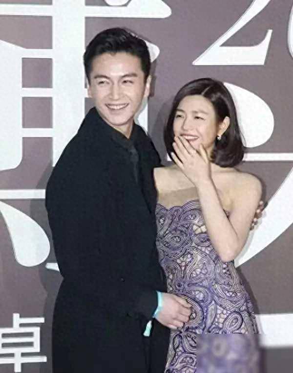 陈妍希罕见与老公陈晓亮相穿抹胸裙像女王小4岁的他像小跟班