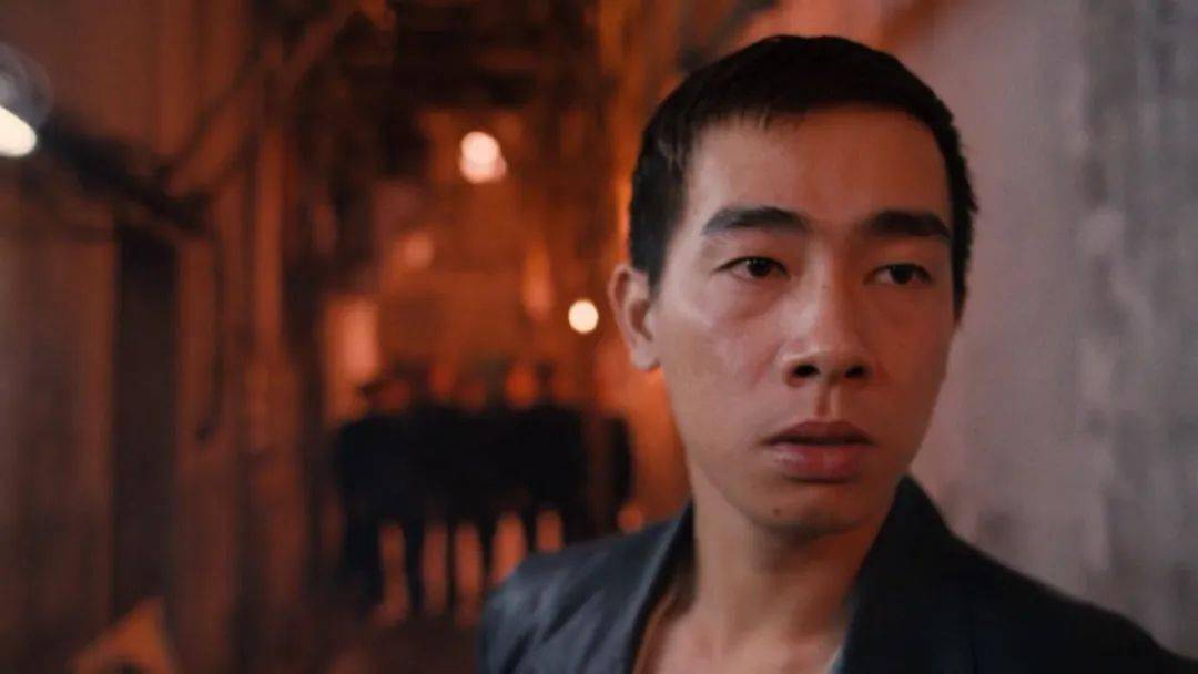 于是,他在《古惑仔》里演混不吝的山鸡,在《晚9朝5》中演纵情声色的