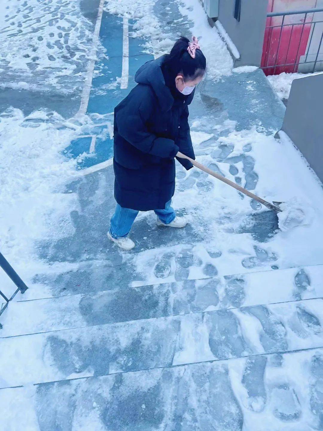 中学生扫雪照片图片