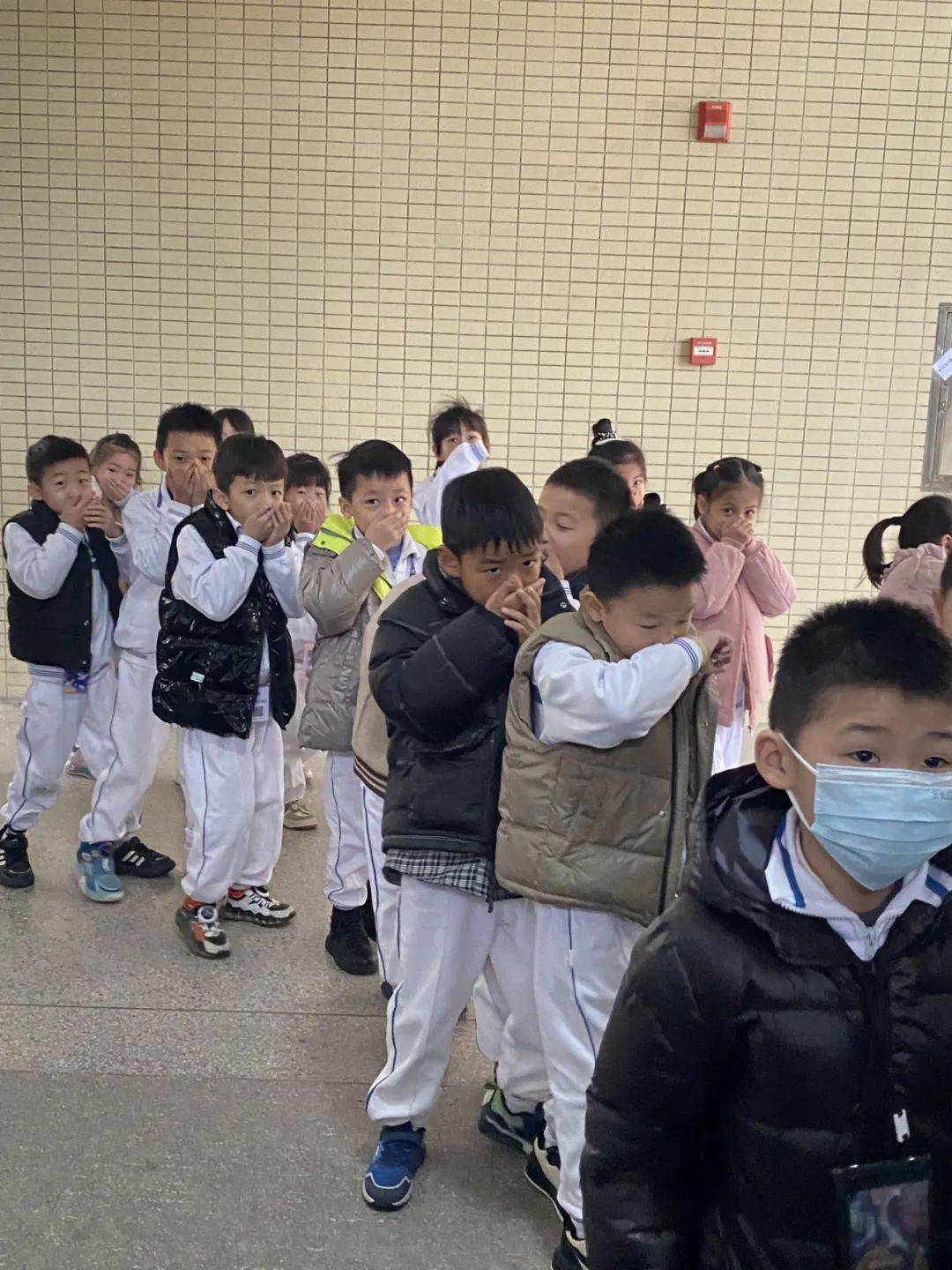 以练筑防防范未燃汕头市长厦小学开展消防安全疏散演练