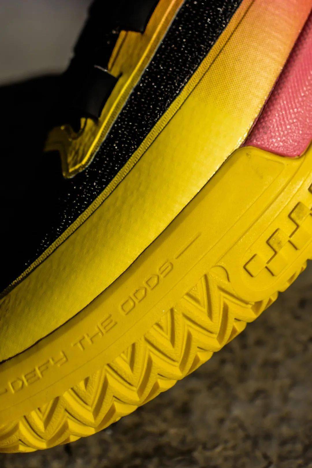 三个配色的桀骜低帮以火焰元素设计打造,它们分别是白焰,心炎以及黑焱