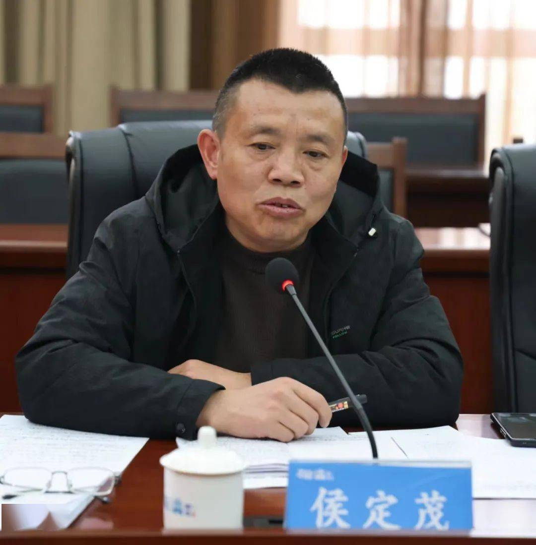 座谈会上,松潘县委常委,县政府副县长尚基斯甲代表县委政府汇报了松潘