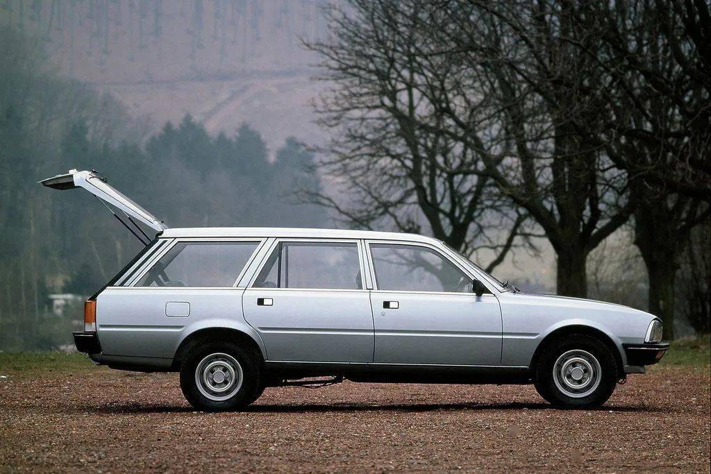 标志505sw8是标致历史上最后一款前置后驱的车型,其搭载一台2.