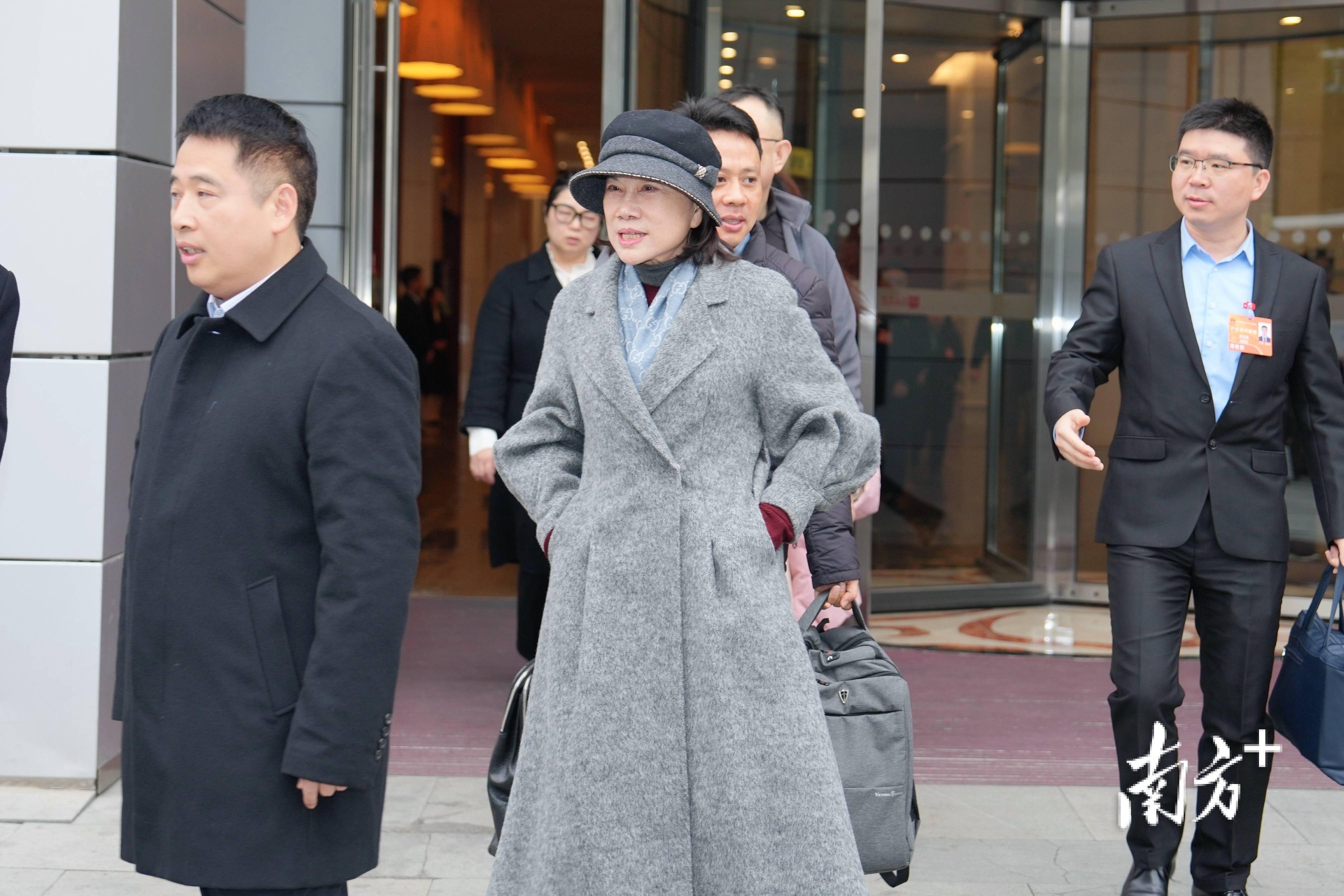 图集|在粤全国人大代表启程赴京_南方_张梓望_祁雷