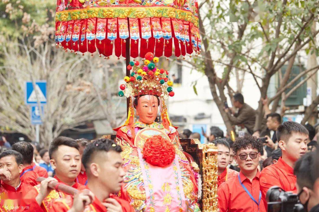 全城沸腾今日揭阳城隍庙伯府大人出巡现场人潮如涌很是壮观