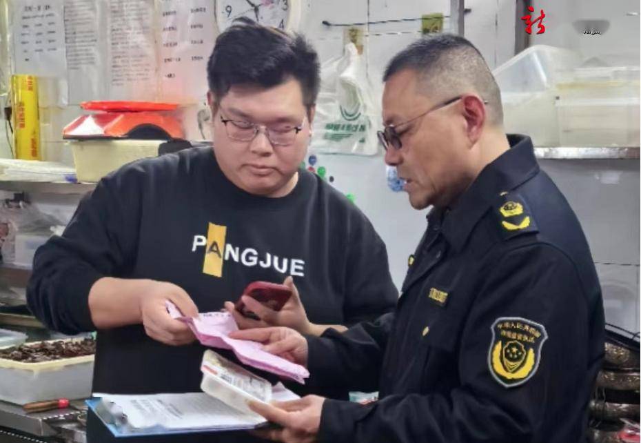 渔政巡护船在湖面进行巡逻,陆续清缴了河道残留的4条地笼,4部丝网