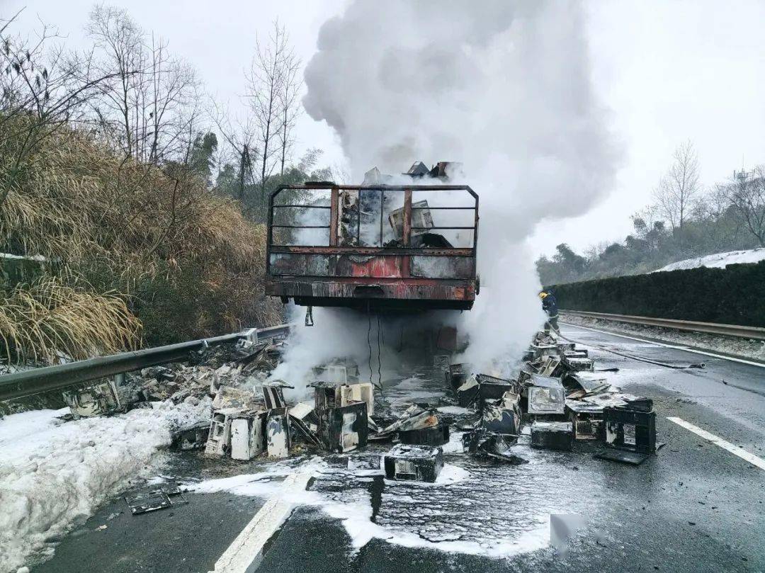 货车在高速上突然起火,消防紧急救援除险情_赤壁市_处置_车辆