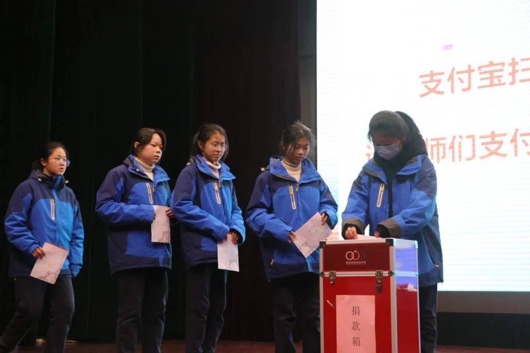 同学们还进行了捐书活动,为远在新疆的结对学校乌什三中献上爱心.