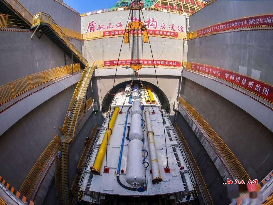 浙江舟山:世界最长高铁海底隧道盾构设备下井_金塘_cnsphoto_甬舟