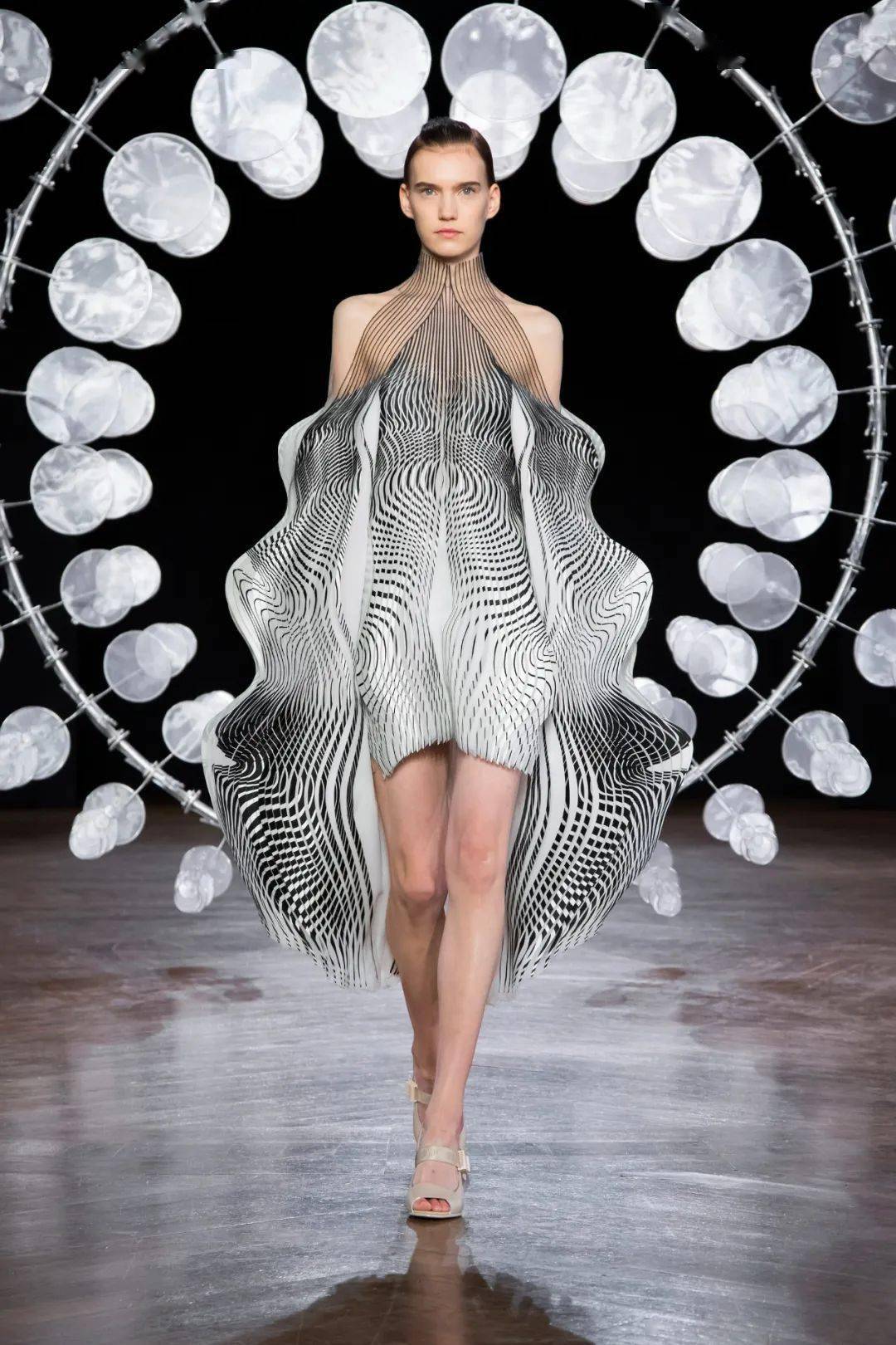 对话未来主义先行者irisvanherpen时尚与技术如何打破边界实现想象