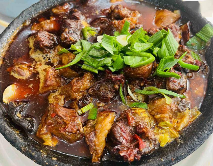 他家特色的麻辣牛肉砂锅,清炖羊肉砂锅,麻辣酸菜鲤鱼砂锅,酸菜牛肉